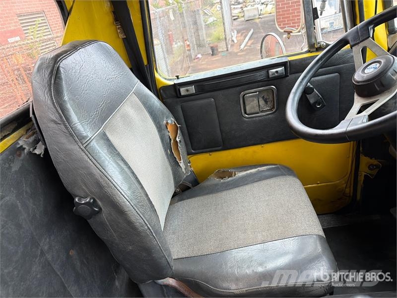  Volvo/GMC WAH 6x4 T/A Day Cab Truck Tractor وحدات الجر