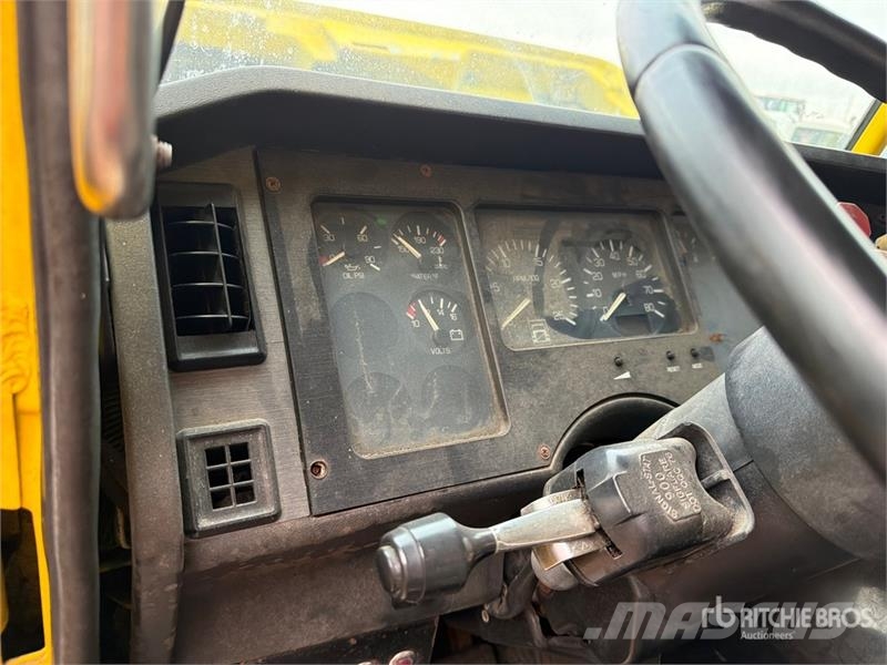  Volvo/GMC WAH 6x4 T/A Day Cab Truck Tractor وحدات الجر