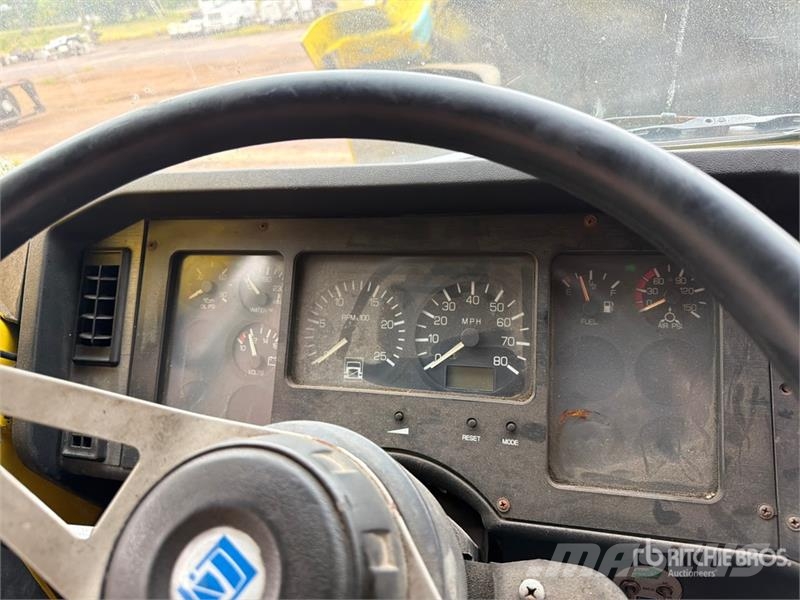  Volvo/GMC WAH 6x4 T/A Day Cab Truck Tractor وحدات الجر