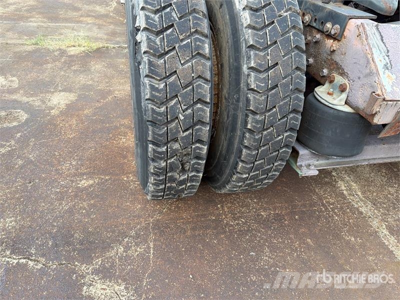  Volvo/GMC WAH 6x4 T/A Day Cab Truck Tractor وحدات الجر