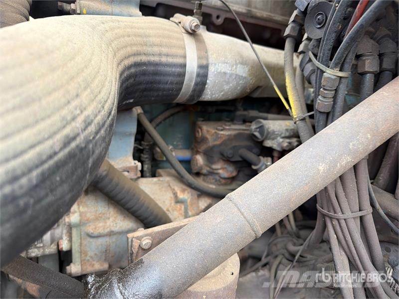  Volvo/GMC WAH 6x4 T/A Day Cab Truck Tractor وحدات الجر
