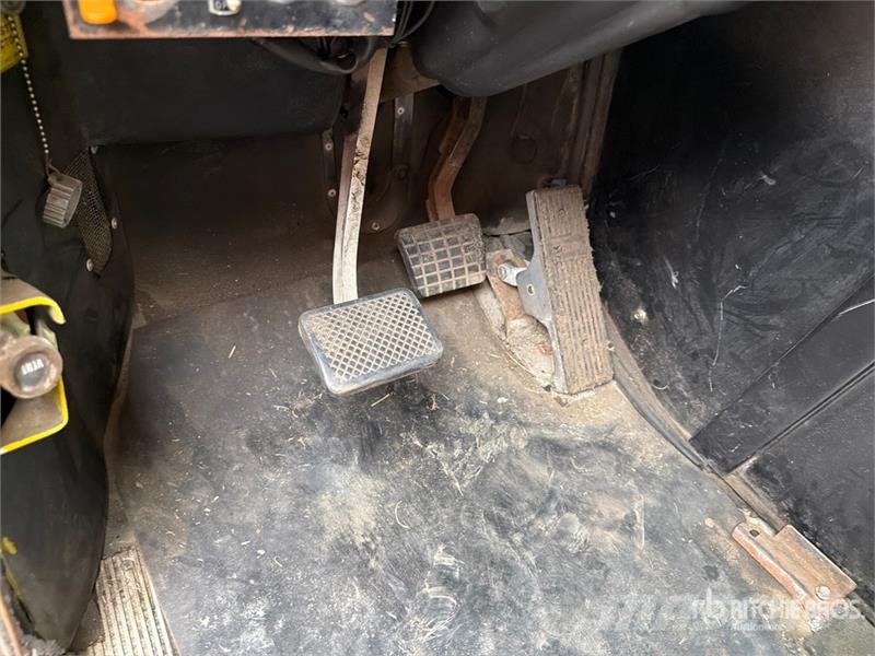  Volvo/GMC WAH 6x4 T/A Day Cab Truck Tractor وحدات الجر