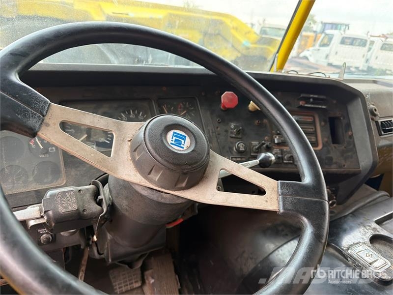  Volvo/GMC WAH 6x4 T/A Day Cab Truck Tractor وحدات الجر