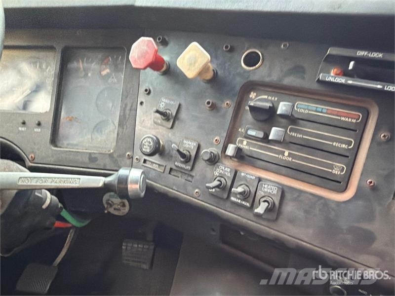  Volvo/GMC WAH 6x4 T/A Day Cab Truck Tractor وحدات الجر