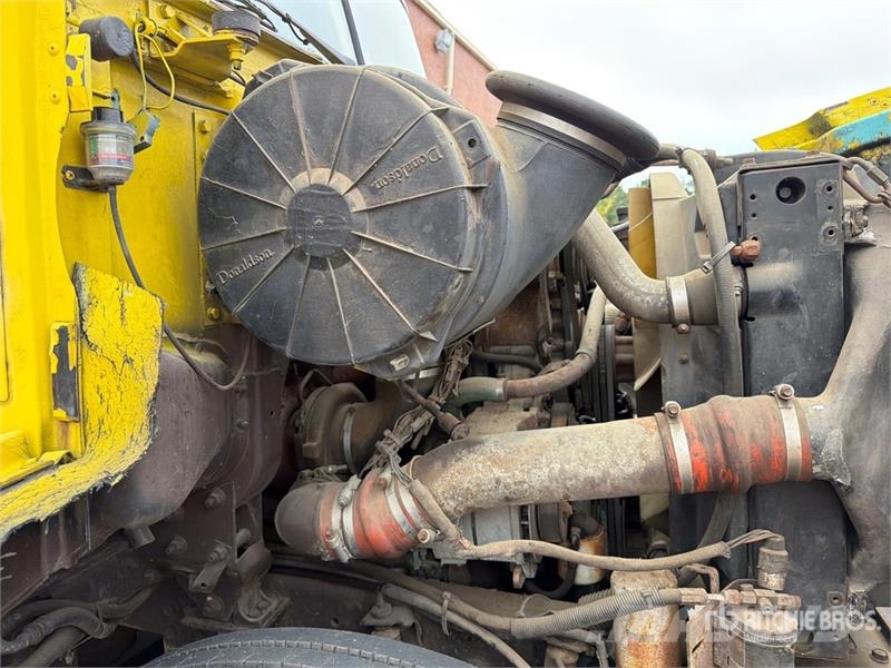  Volvo/GMC WAH 6x4 T/A Day Cab Truck Tractor وحدات الجر
