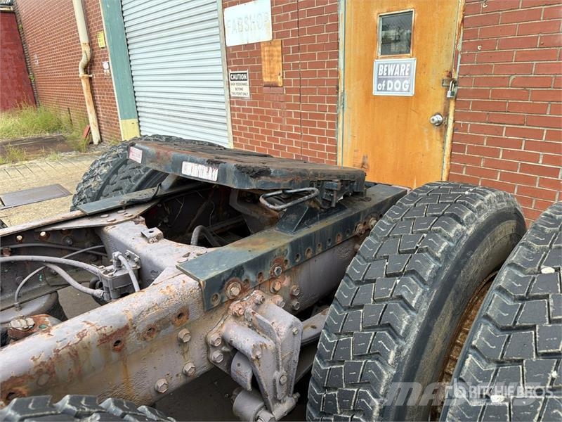  Volvo/GMC WAH 6x4 T/A Day Cab Truck Tractor وحدات الجر