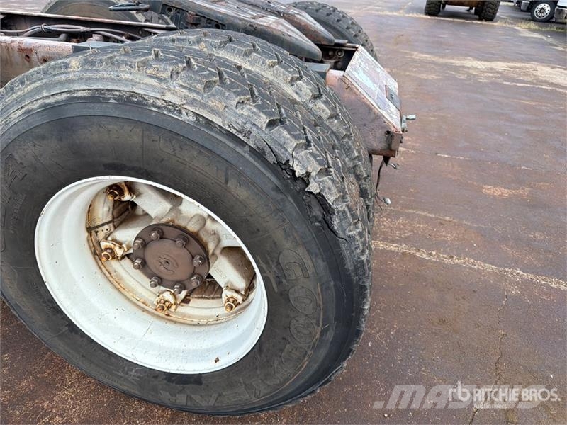  Volvo/GMC WAH 6x4 T/A Day Cab Truck Tractor وحدات الجر