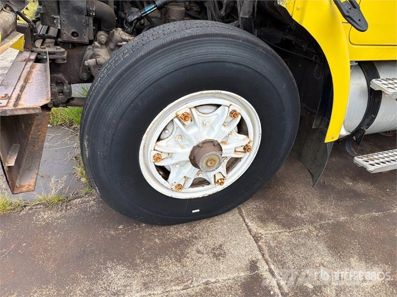  Volvo/GMC WAH 6x4 T/A Day Cab Truck Tractor وحدات الجر