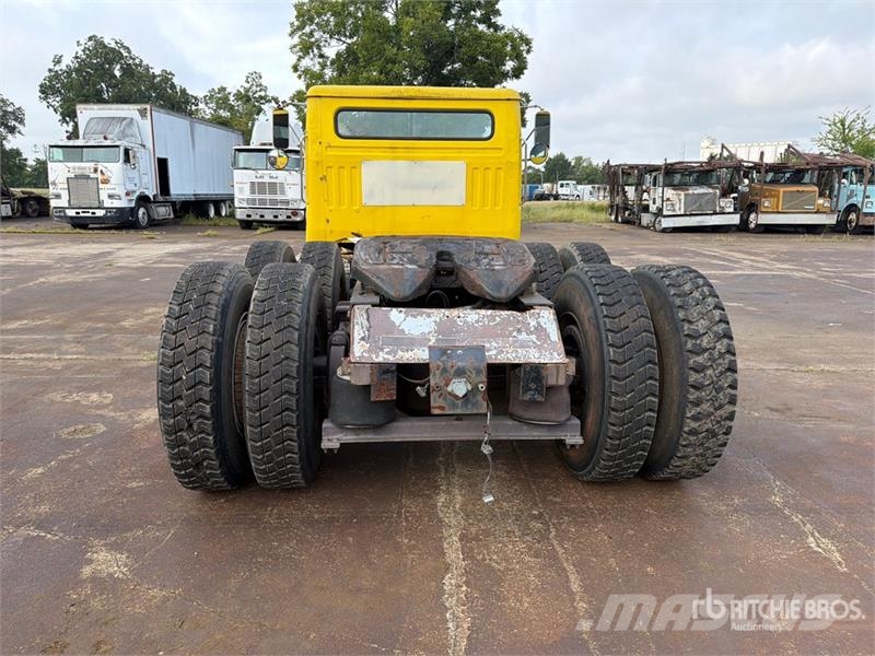  Volvo/GMC WAH 6x4 T/A Day Cab Truck Tractor وحدات الجر