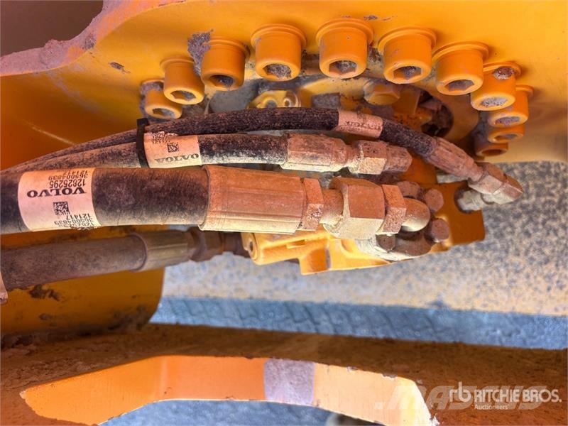 Volvo SD115B Smooth Drum Compactor 单轮压路机