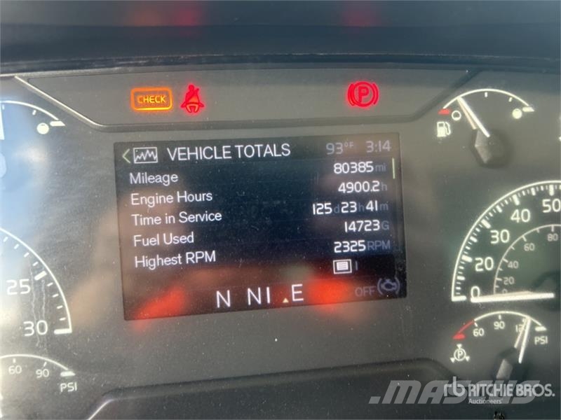 Volvo VHD84F300 8x4 Tri/A Dump Truck 自卸式货车