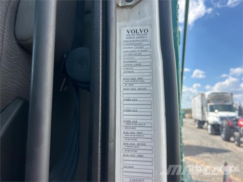 Volvo VHD84F300 8x4 Tri/A Dump Truck 自卸式货车