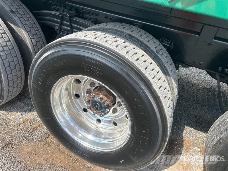 Volvo VHD84F300 8x4 Tri/A Dump Truck 自卸式货车