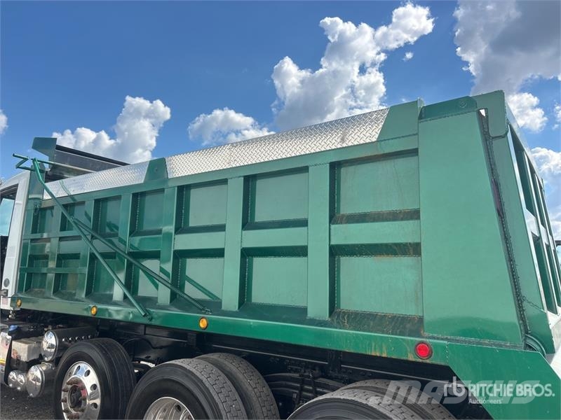 Volvo VHD84F300 8x4 Tri/A Dump Truck 自卸式货车