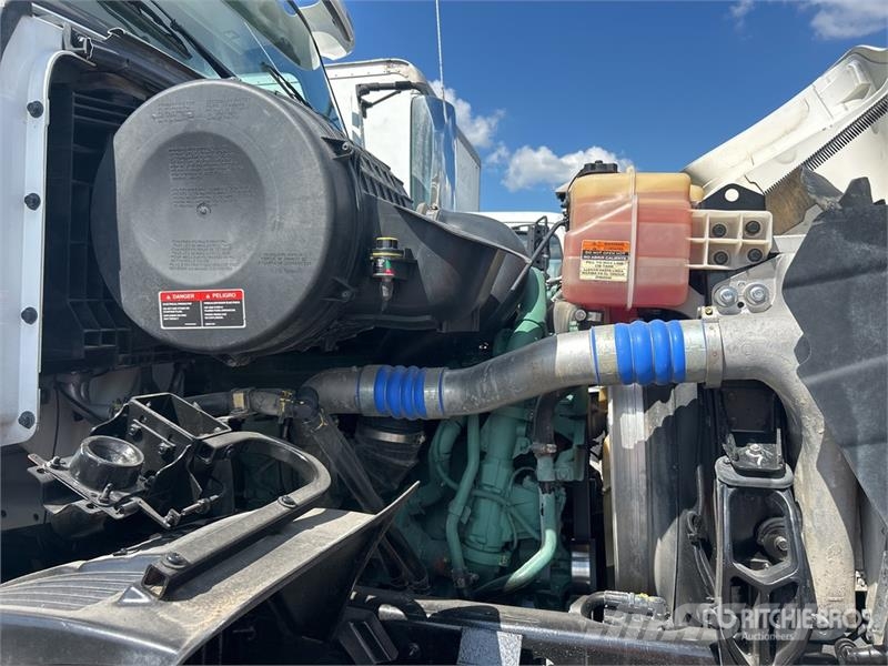 Volvo VHD84F300 8x4 Tri/A Dump Truck 自卸式货车