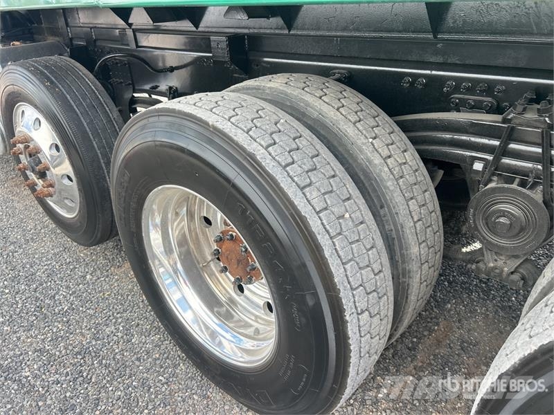 Volvo VHD84F300 8x4 Tri/A Dump Truck 自卸式货车