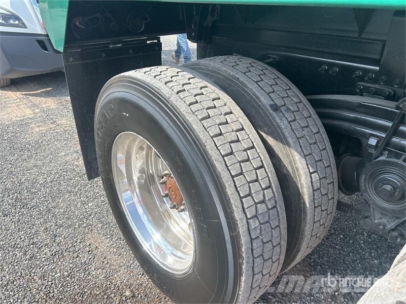 Volvo VHD84F300 8x4 Tri/A Dump Truck 自卸式货车
