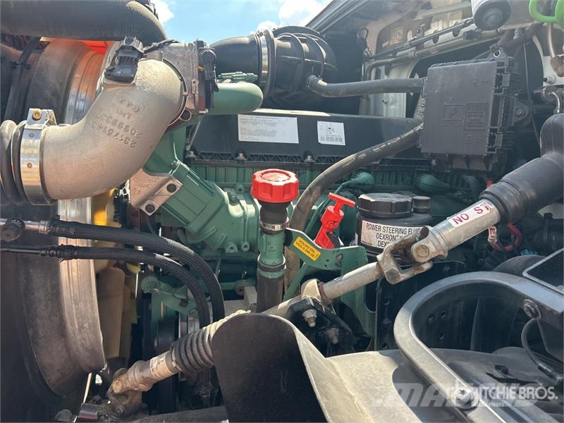 Volvo VHD84F300 8x4 Tri/A Dump Truck 自卸式货车