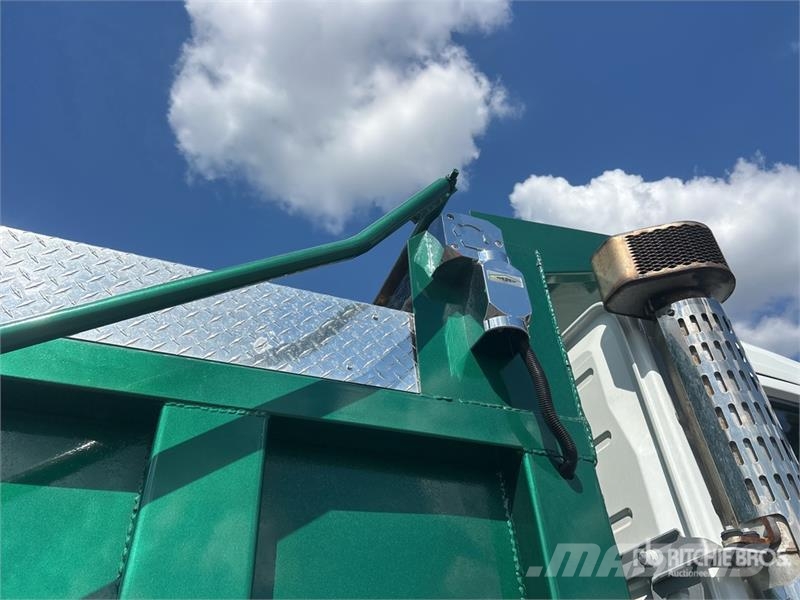 Volvo VHD84F300 8x4 Tri/A Dump Truck 自卸式货车