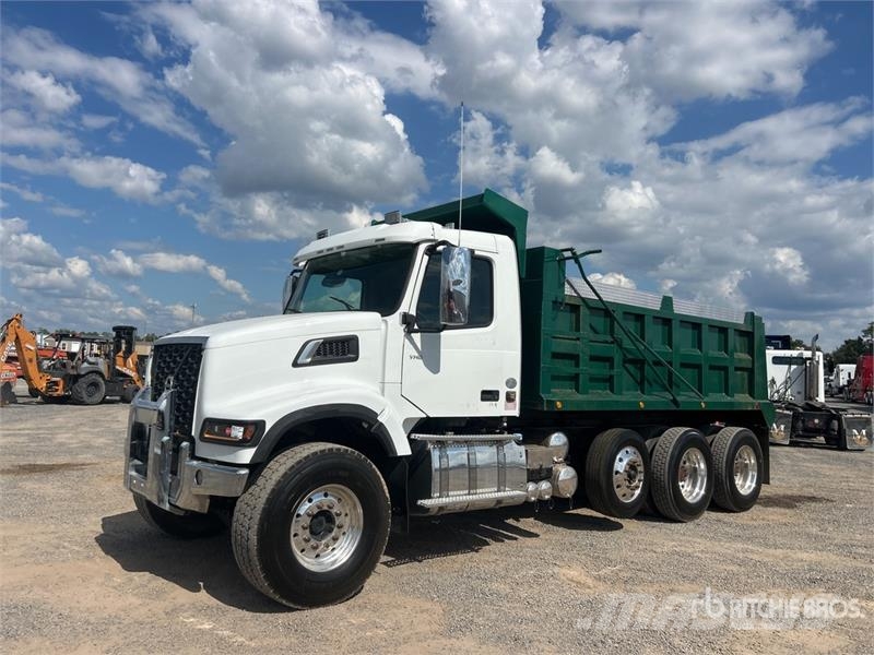 Volvo VHD84F300 8x4 Tri/A Dump Truck 自卸式货车