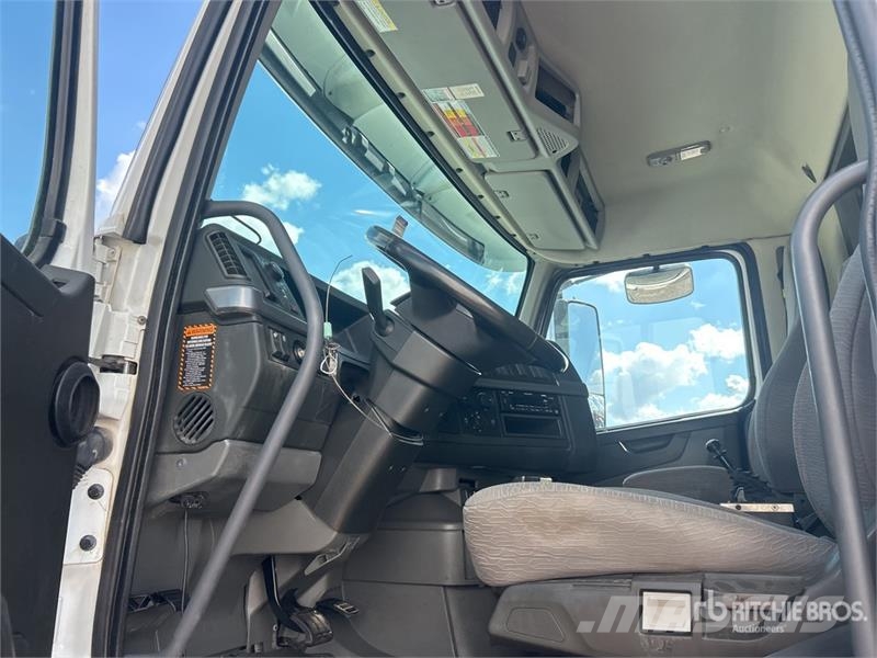 Volvo VHD84F300 8x4 Tri/A Dump Truck 自卸式货车