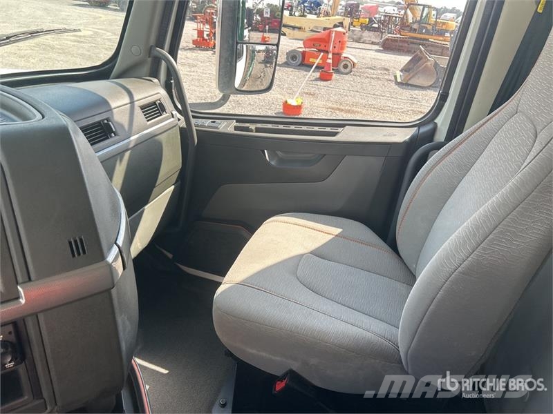 Volvo VHD84F300 8x4 Tri/A Dump Truck 自卸式货车