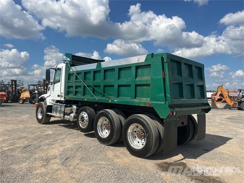 Volvo VHD84F300 8x4 Tri/A Dump Truck 自卸式货车