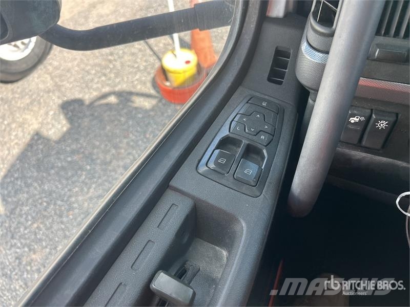 Volvo VHD84F300 8x4 Tri/A Dump Truck 自卸式货车