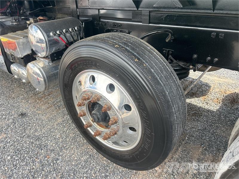 Volvo VHD84F300 8x4 Tri/A Dump Truck 自卸式货车