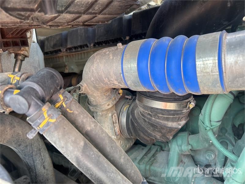 Volvo VHD84F300 8x4 Tri/A Dump Truck 自卸式货车