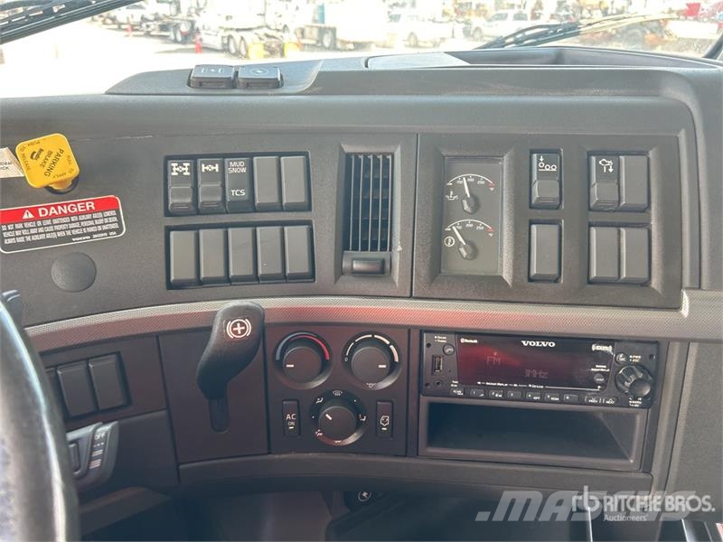 Volvo VHD84F300 8x4 Tri/A Dump Truck 自卸式货车