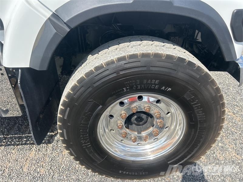 Volvo VHD84F300 8x4 Tri/A Dump Truck 自卸式货车
