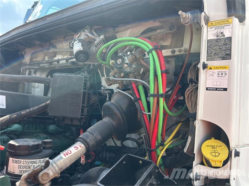Volvo VHD84F300 8x4 Tri/A Dump Truck 自卸式货车