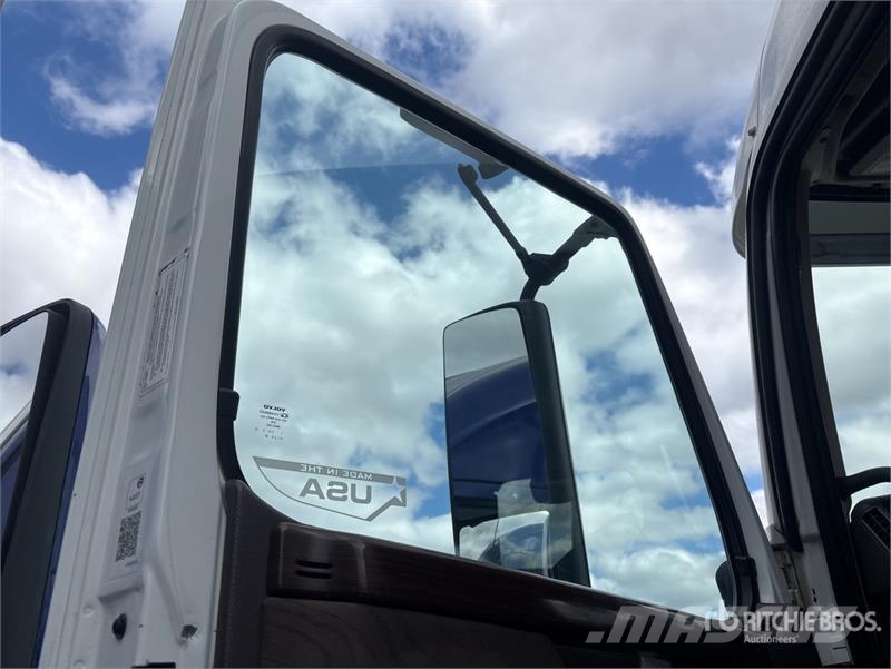 Volvo VLN630 6x4 T/A Sleeper Truck Tractor وحدات الجر