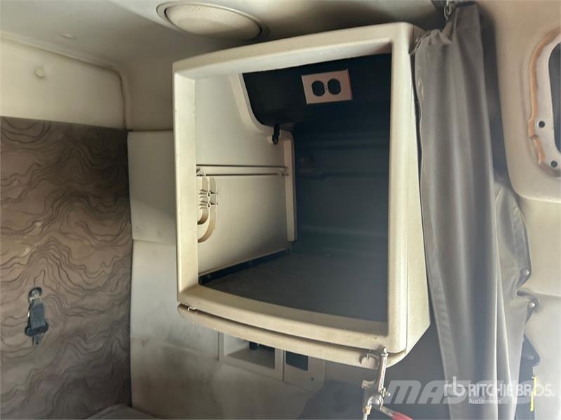 Volvo VLN630 6x4 T/A Sleeper Truck Tractor وحدات الجر