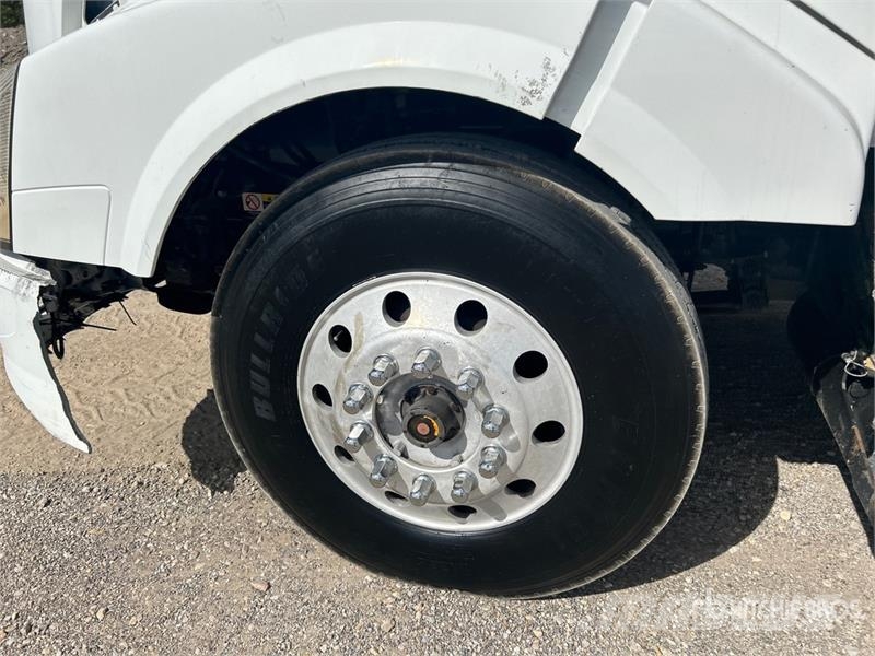 Volvo VLN630 6x4 T/A Sleeper Truck Tractor وحدات الجر