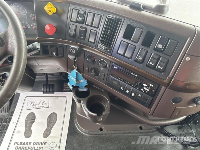 Volvo VLN630 6x4 T/A Sleeper Truck Tractor وحدات الجر