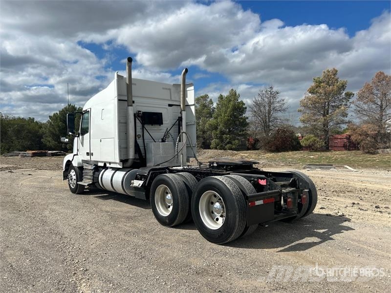 Volvo VLN630 6x4 T/A Sleeper Truck Tractor وحدات الجر