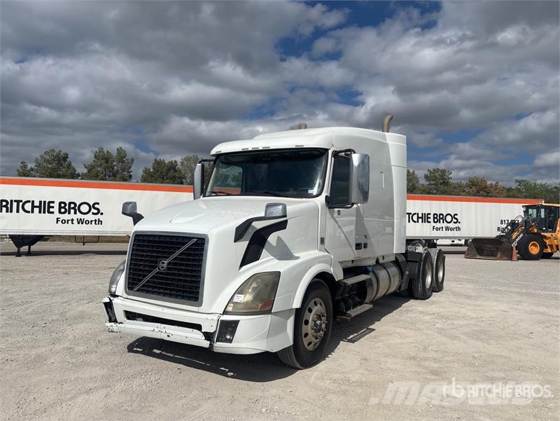 Volvo VLN630 6x4 T/A Sleeper Truck Tractor وحدات الجر