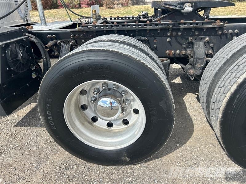 Volvo VLN630 6x4 T/A Sleeper Truck Tractor وحدات الجر