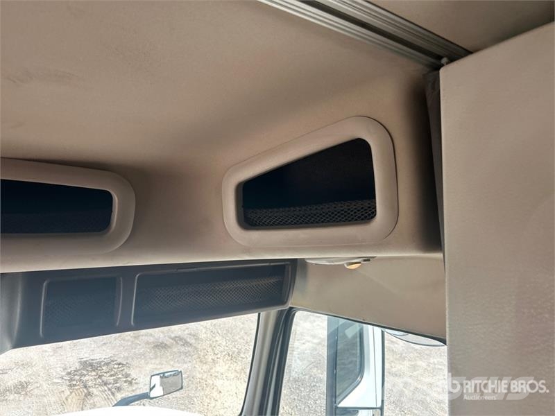 Volvo VLN630 6x4 T/A Sleeper Truck Tractor وحدات الجر