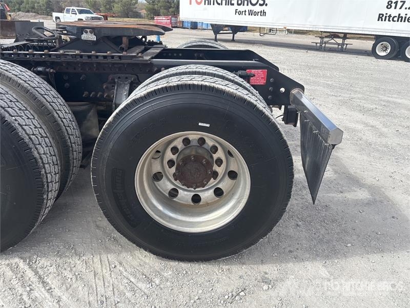 Volvo VLN630 6x4 T/A Sleeper Truck Tractor وحدات الجر
