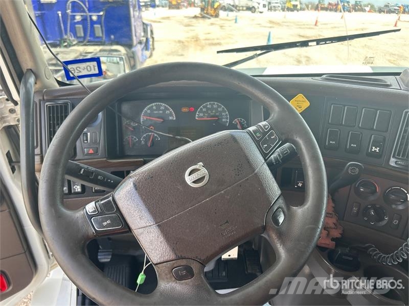 Volvo VLN630 6x4 T/A Sleeper Truck Tractor وحدات الجر