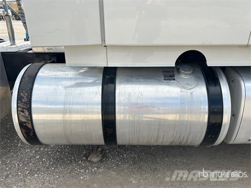 Volvo VLN630 6x4 T/A Sleeper Truck Tractor وحدات الجر