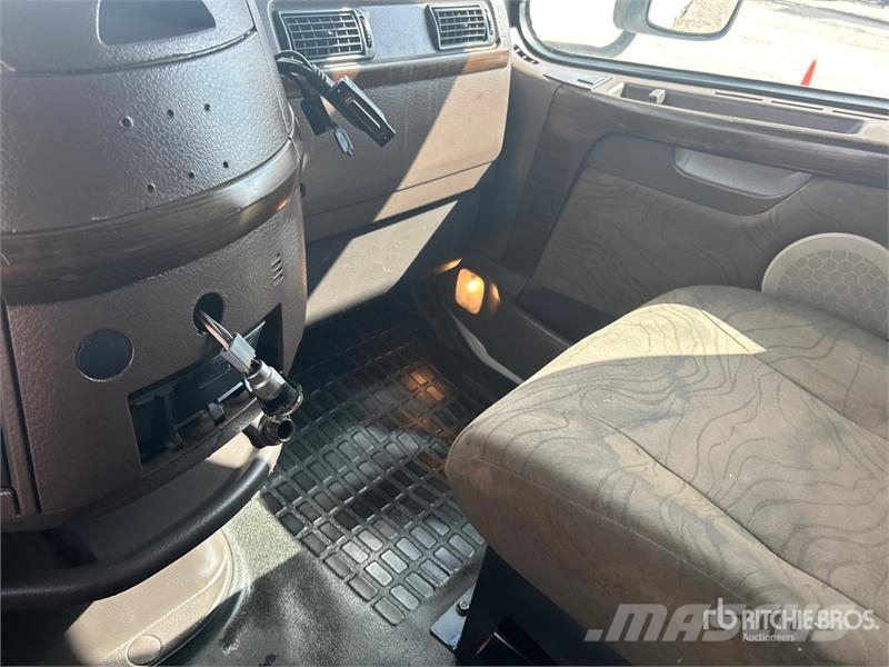 Volvo VLN630 6x4 T/A Sleeper Truck Tractor وحدات الجر