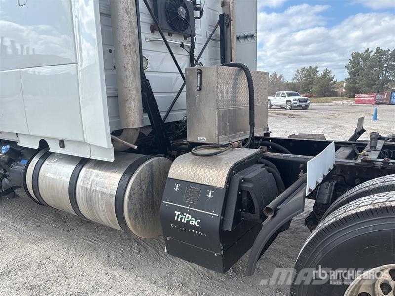 Volvo VLN630 6x4 T/A Sleeper Truck Tractor وحدات الجر