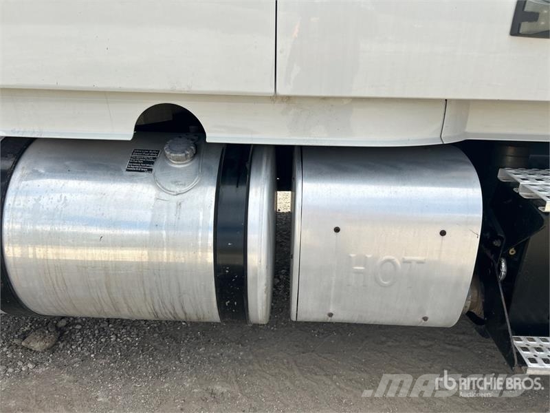 Volvo VLN630 6x4 T/A Sleeper Truck Tractor وحدات الجر