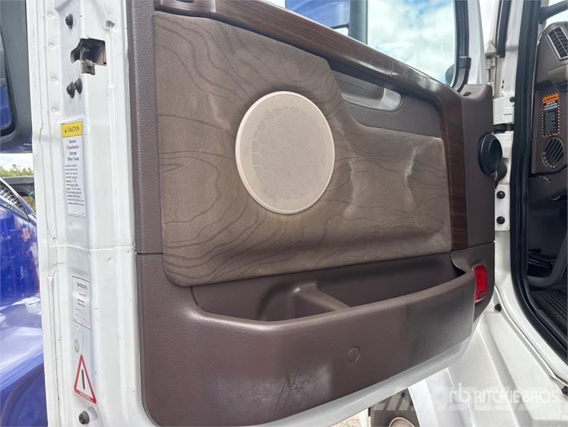 Volvo VLN630 6x4 T/A Sleeper Truck Tractor وحدات الجر