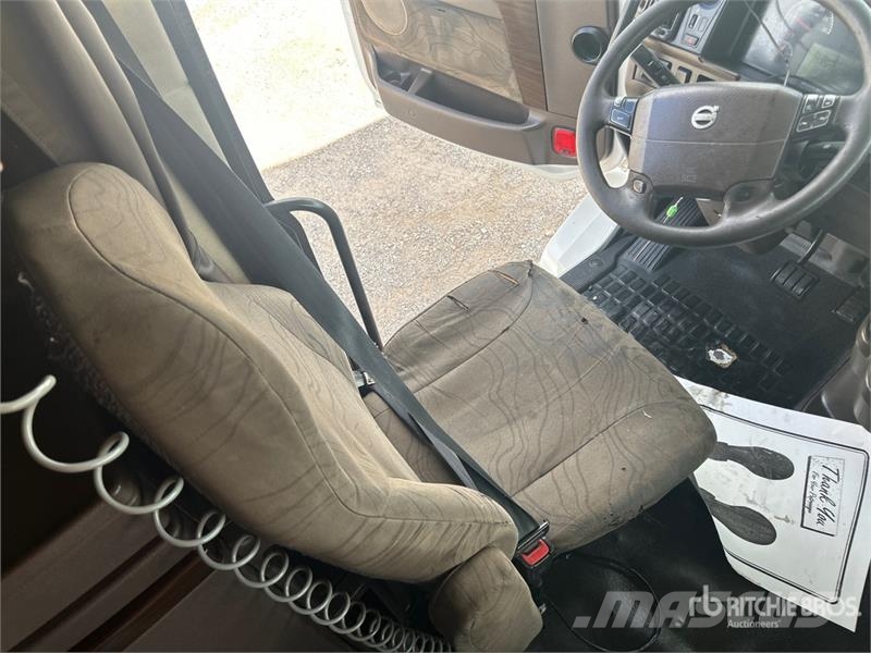 Volvo VLN630 6x4 T/A Sleeper Truck Tractor وحدات الجر