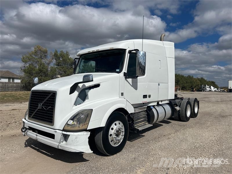 Volvo VLN630 6x4 T/A Sleeper Truck Tractor وحدات الجر